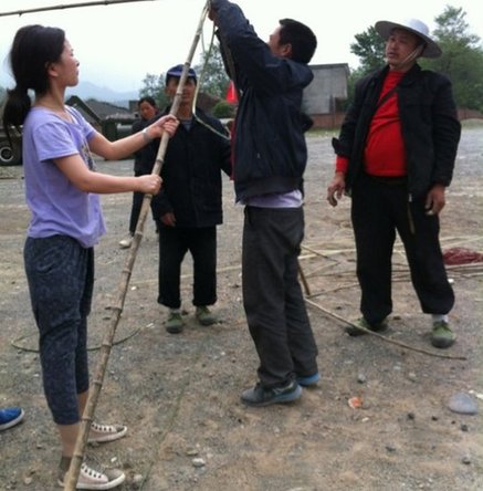 汶川地震断腿女教师赴芦山灾区当志愿者(组图)