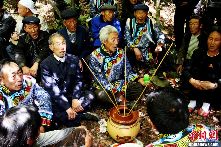 四川茂县羌族感恩节 民众齐聚祭祀太阳神