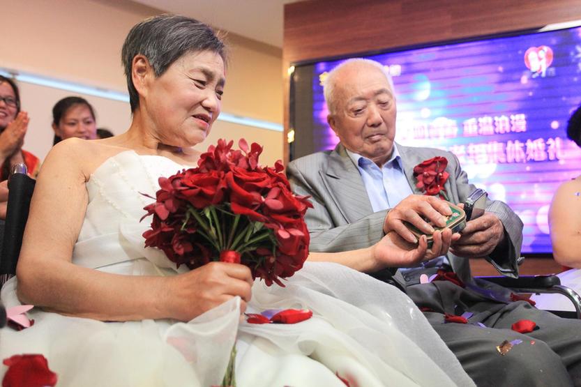 婚纱梦终成真 天津老年夫妻举行集体婚礼重温浪漫