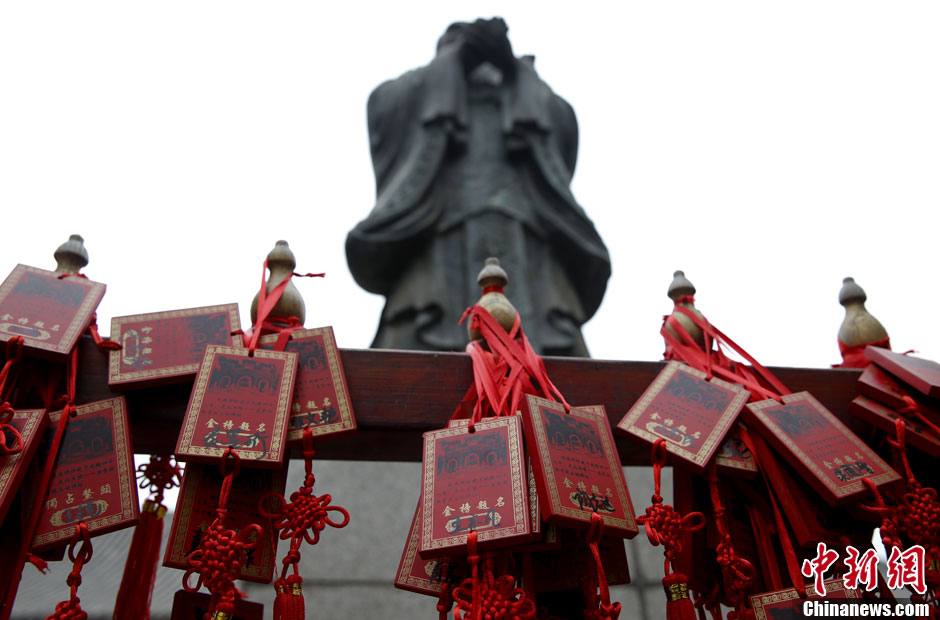 高考临近 考生北京孔庙祈福