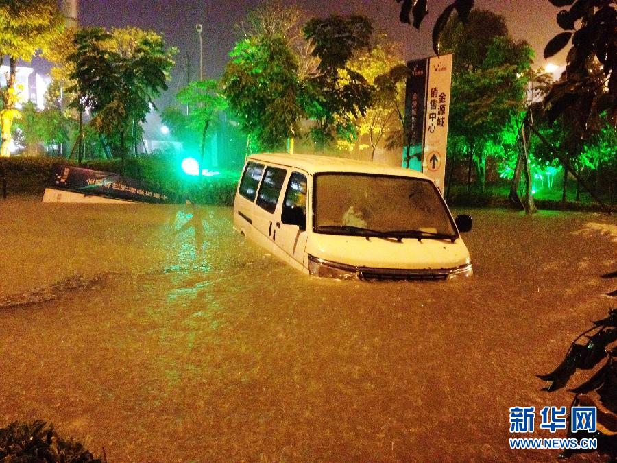 南宁突遭强雷雨袭击 多处人员、车辆被困