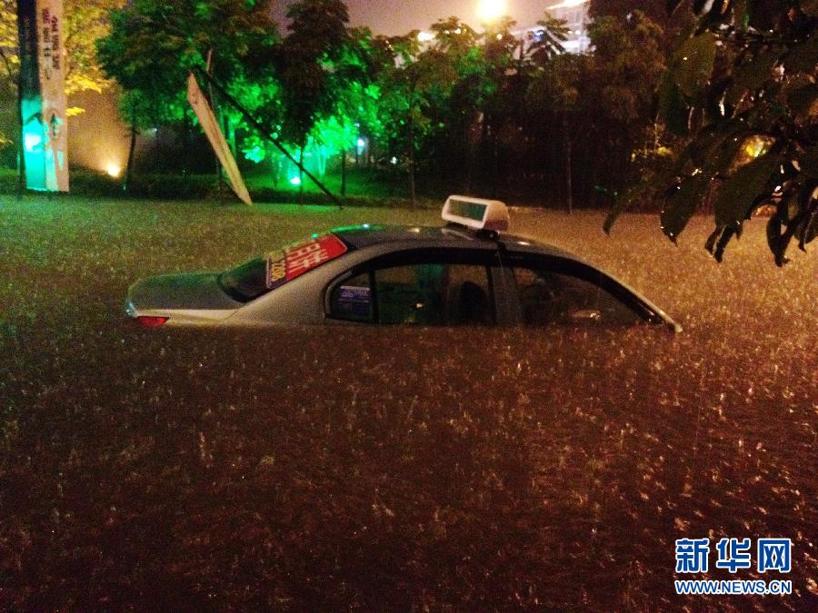 南宁突遭强雷雨袭击 多处人员、车辆被困