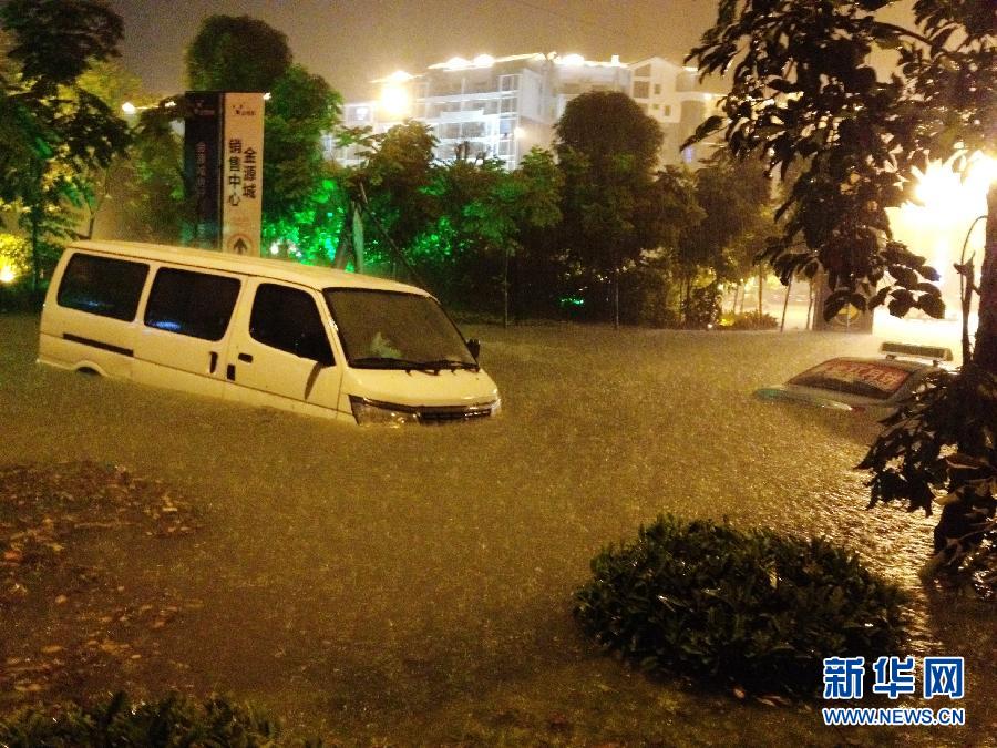 南宁突遭强雷雨袭击 多处人员、车辆被困