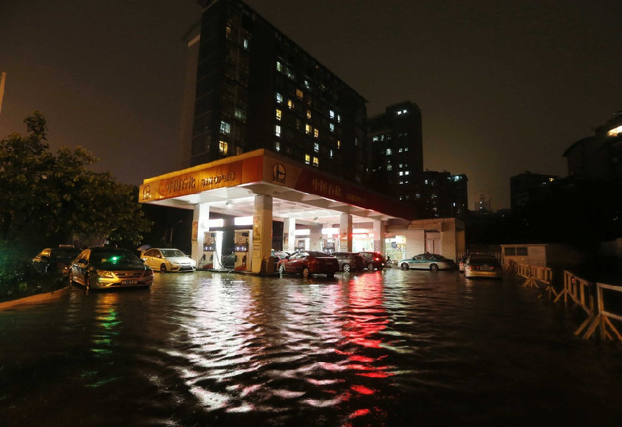 高清：杭州遭暴雨袭击市区 开车如行船