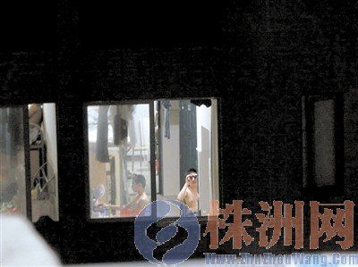 男生拿望远镜偷窥女生宿舍 被发现后挥手打招呼(图)