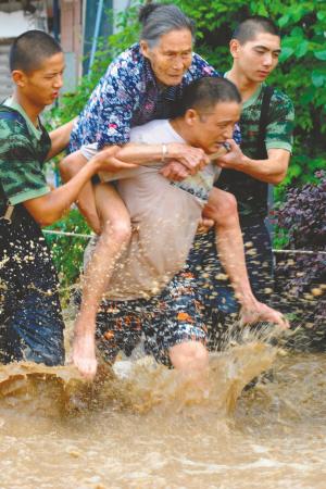 男子洪水中救人遭妻子埋怨回答：你晓得个锤子