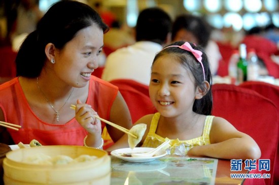 头伏饺子飘香(组图)