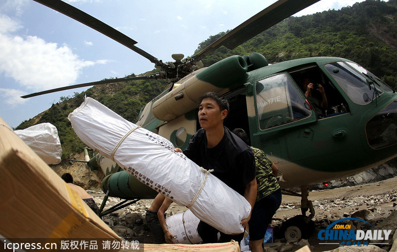 暴雨泥石流致汶川草坡乡成孤岛 直升机空投驰援