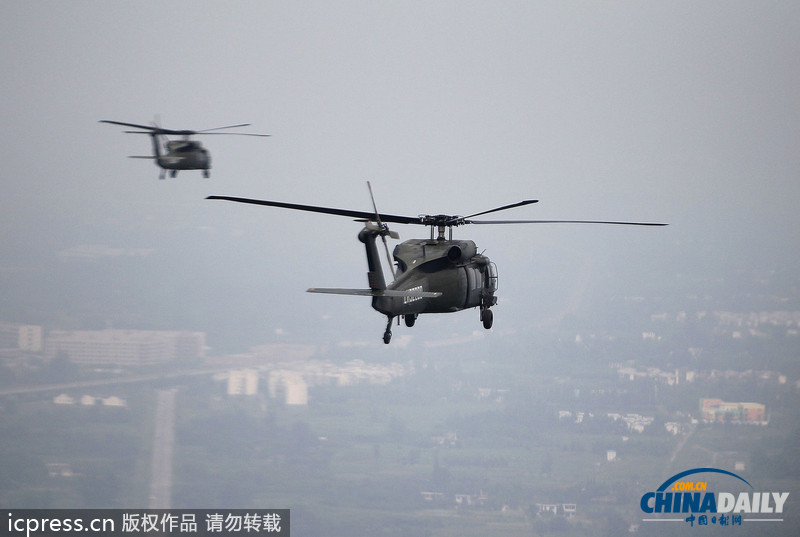 暴雨泥石流致汶川草坡乡成孤岛 直升机空投驰援