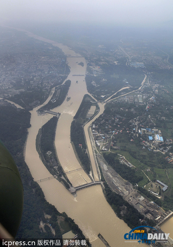 暴雨泥石流致汶川草坡乡成孤岛 直升机空投驰援