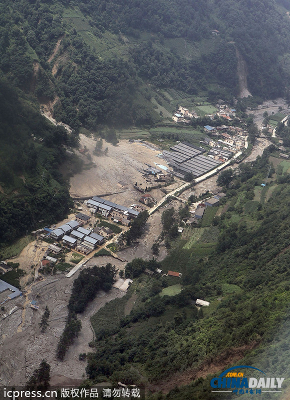 暴雨泥石流致汶川草坡乡成孤岛 直升机空投驰援