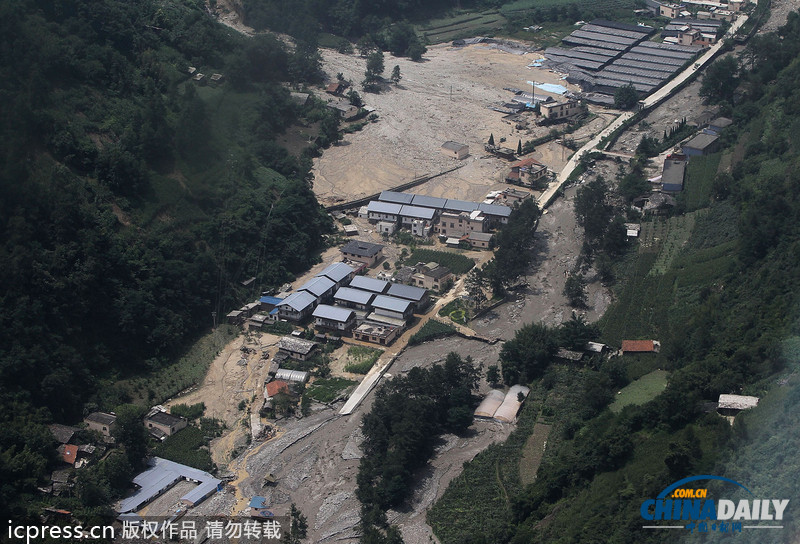 暴雨泥石流致汶川草坡乡成孤岛 直升机空投驰援