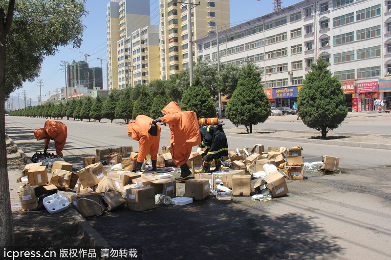 甘肃：50余箱强酸倒货过程中掉落泄漏 消防紧急处置