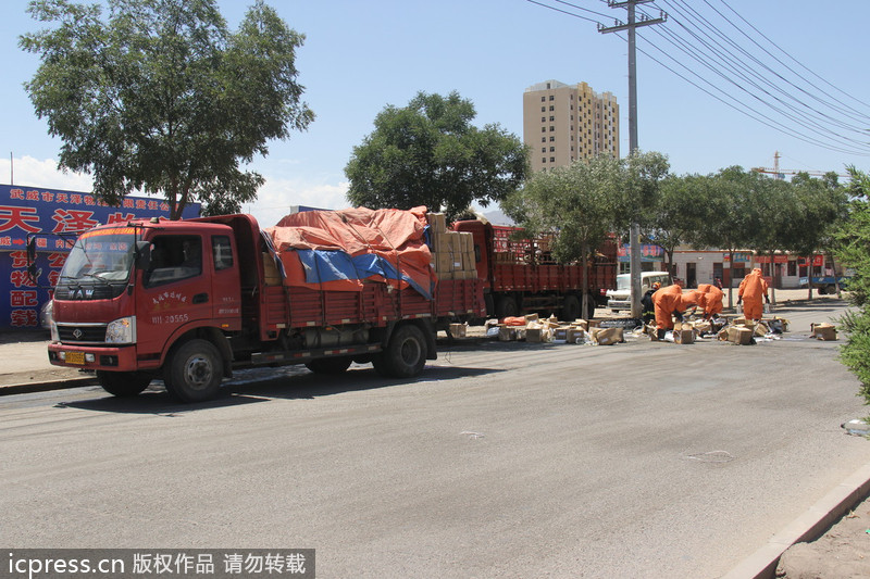 甘肃：50余箱强酸倒货过程中掉落泄漏 消防紧急处置