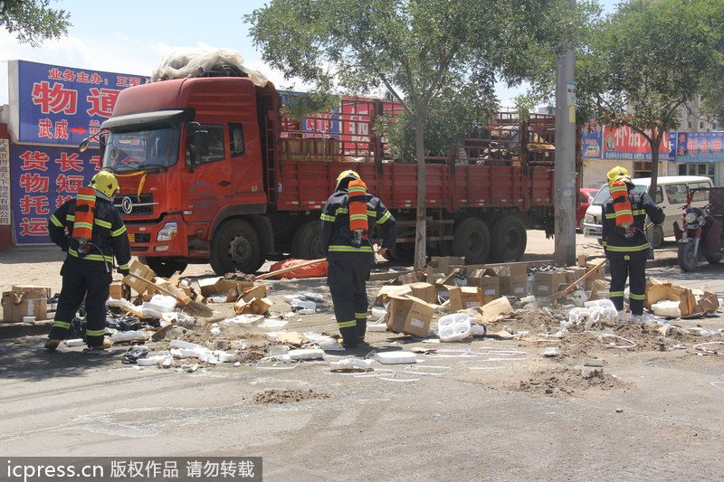 甘肃：50余箱强酸倒货过程中掉落泄漏 消防紧急处置