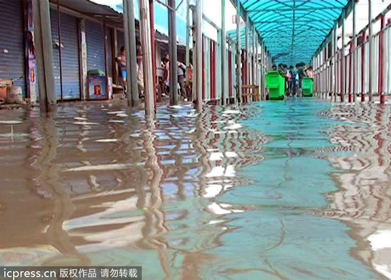 大雨袭城 南京桥北客运站前一片汪洋