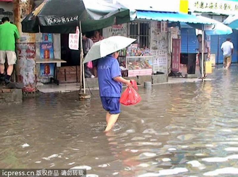 大雨袭城 南京桥北客运站前一片汪洋