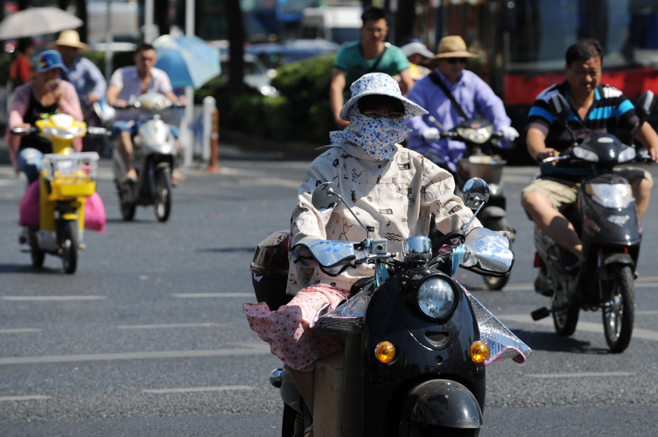 40.4℃高温破纪录 杭州市民全副武装众生相