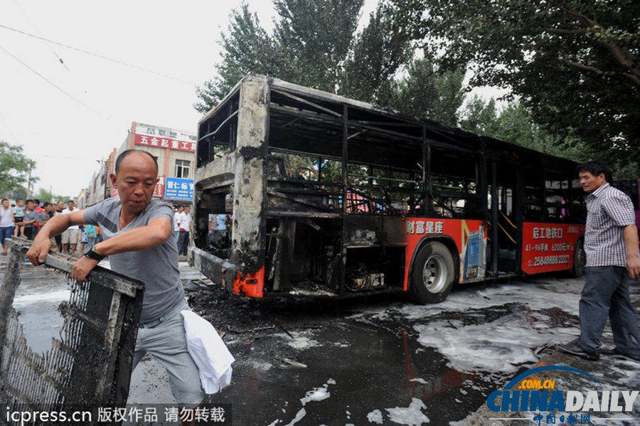 沈阳240路公交车发生自燃 路人纷纷协助灭火