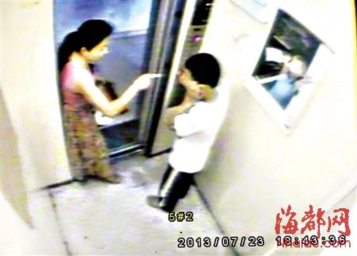 13岁少年电梯内撩少妇裙子摸其臀部 遭扇耳光(图)