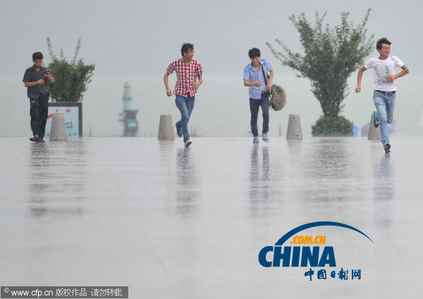 南京：3枚增雨火箭弹打下一场及时雨 全城瞬间“清凉”