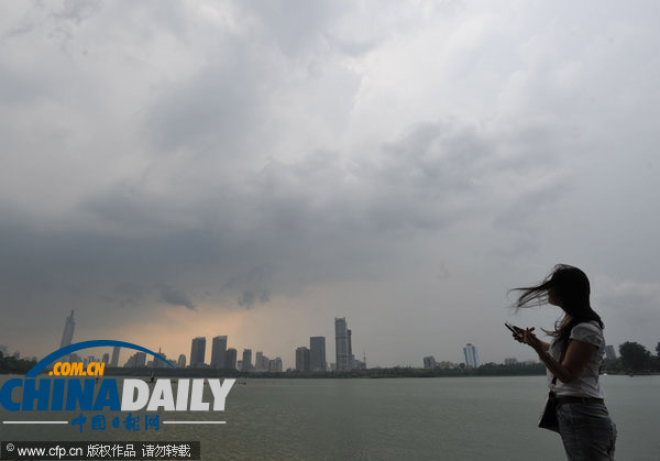 南京：3枚增雨火箭弹打下一场及时雨 全城瞬间“清凉”