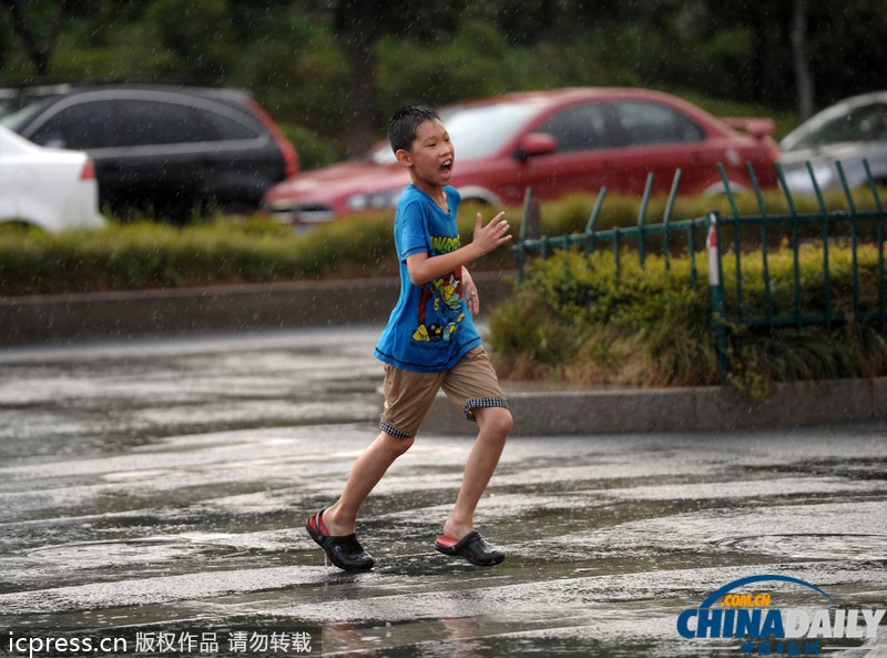 火箭弹射入空中 杭州成功实施人工增雨缓解旱情