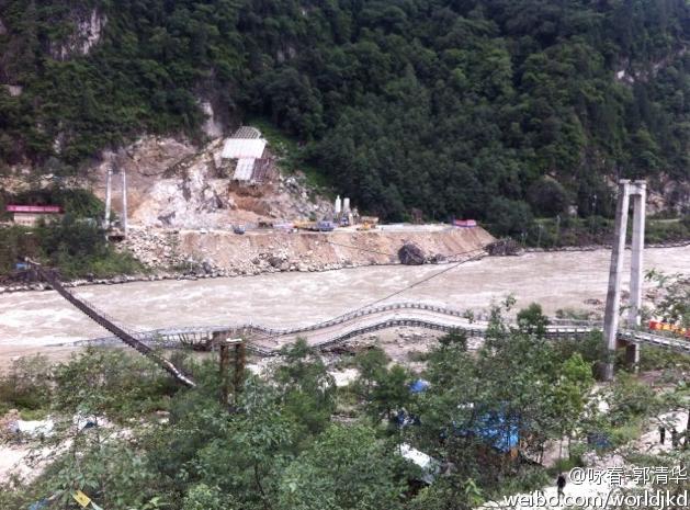 组图：川藏公路通麦大桥垮塌　2人失踪