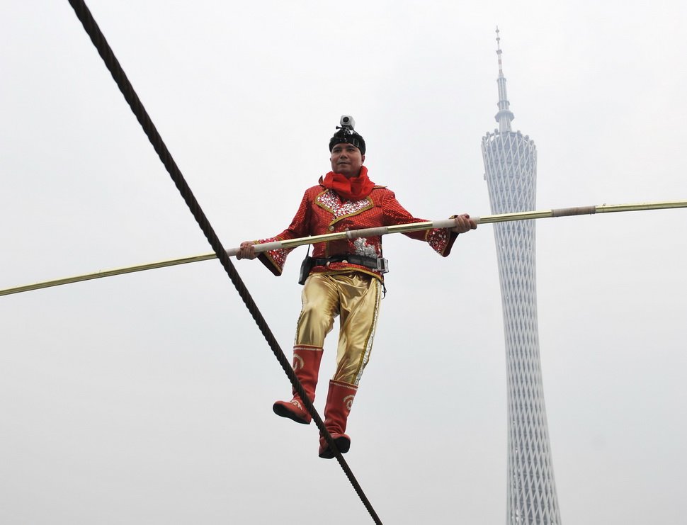 组图：阿迪力广州无保护走钢丝成功横跨珠江