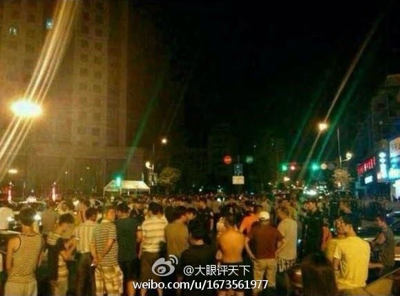 杭州街道办官员撞车后与人争执 百人围观