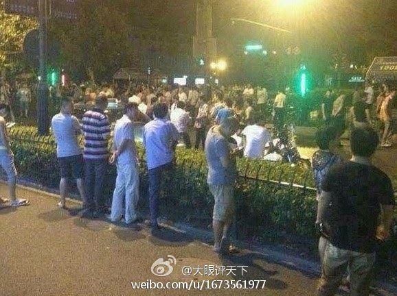 杭州街道办官员撞车后与人争执 百人围观