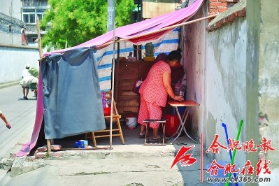 女子街头露宿半月 称因房租太贵没办法(图)