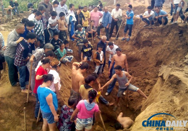 河南西平：工地挖出铜钱 上百村民挖宝论斤卖