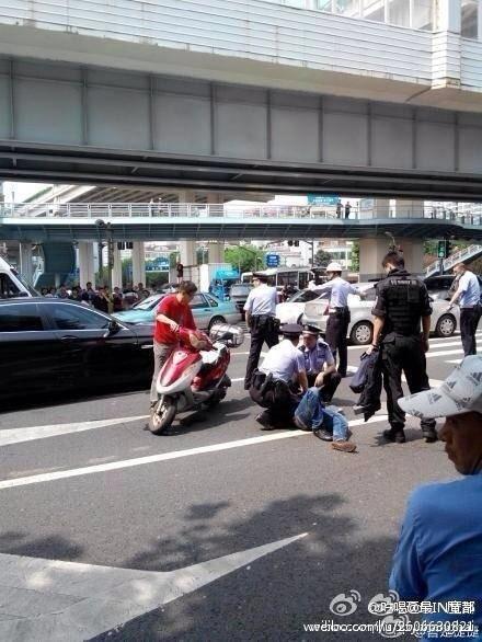 上海一男子持刀截车袭击群众 民警开枪将其控制(图)