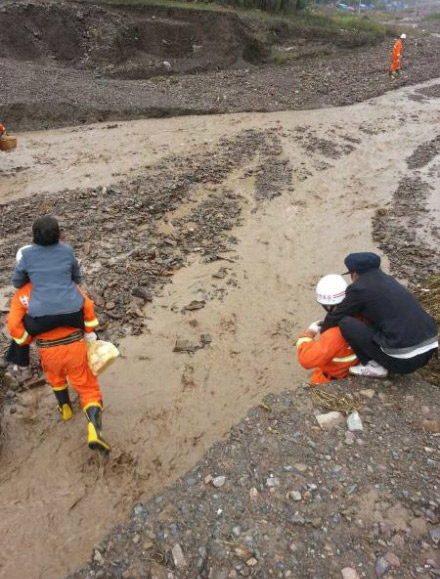 甘肃岷县:突遭冰雹暴雨灾害已致7人遇难1人失踪