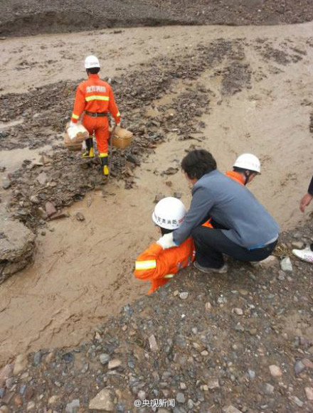 甘肃岷县:突遭冰雹暴雨灾害已致7人遇难1人失踪