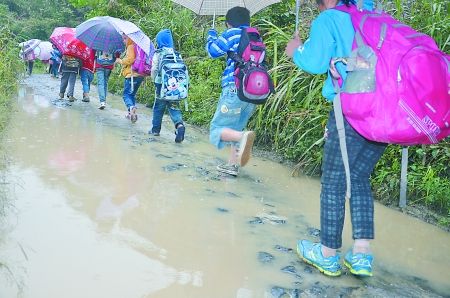 重庆：小学生每天摸黑爬悬崖上学 山路最窄处10厘米(图)