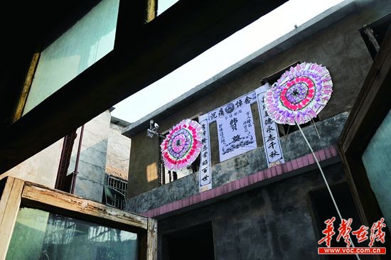 男子怀疑邻居举报违建 对着他家摆灵堂放哀乐