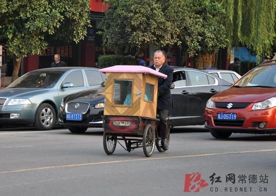 老人改装“神车”接送孙女上学(图)