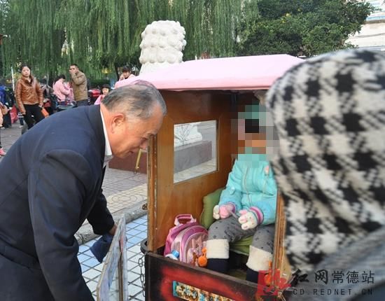 老人改装“神车”接送孙女上学(图)