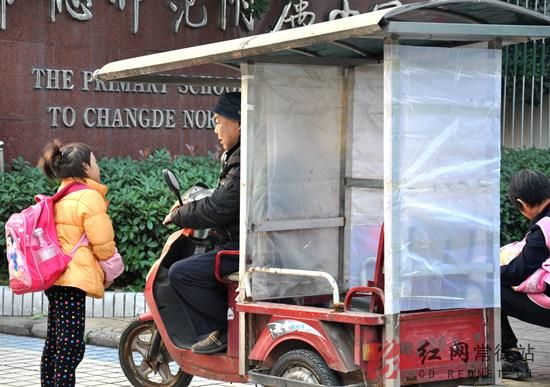 老人改装“神车”接送孙女上学(图)