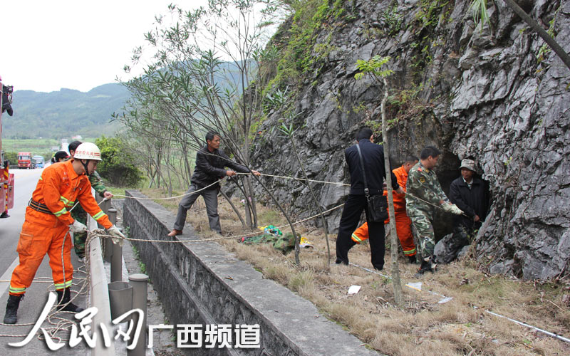 广西男子坠深洞9天吃垃圾求生