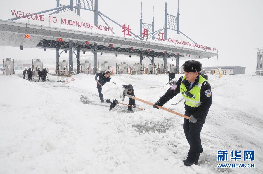 吉林黑龙江“暴雪围城” 多地中小学19日继续停课