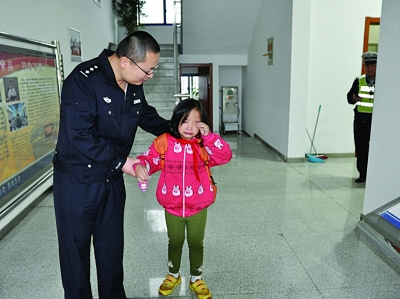 女孩被忘学校没人接 走到路上拉住交警哭