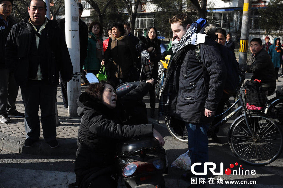 北京：外国小伙街头扶摔倒中年女子遭讹诈