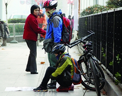 一对“驴友”地铁口蒙脸行乞 自称想“借”路费回家