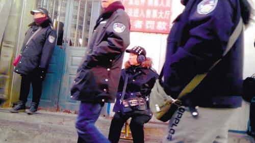 沈阳票贩子穿“警服”进站口倒卖高价票(图)