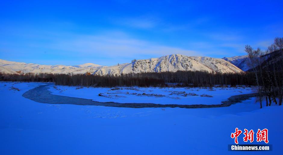 新疆北部山区村庄雪景醉人