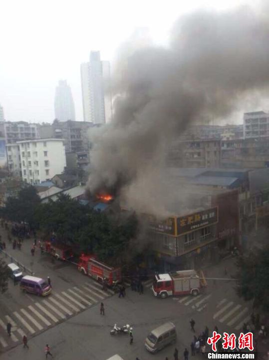 四川泸州闹市区起火 与去年商场爆燃事故现场临街