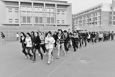 郑州大学出招喊大学生起床：跑步送早餐